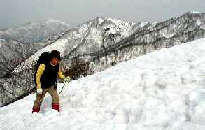 残雪の稜線を行く